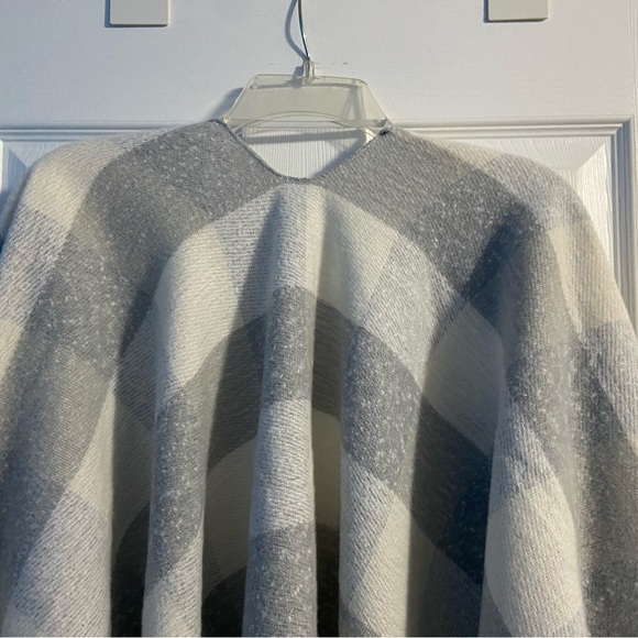 Old Navy Gray and White Plaid Shawl / Wrap - Picture 6 of 13